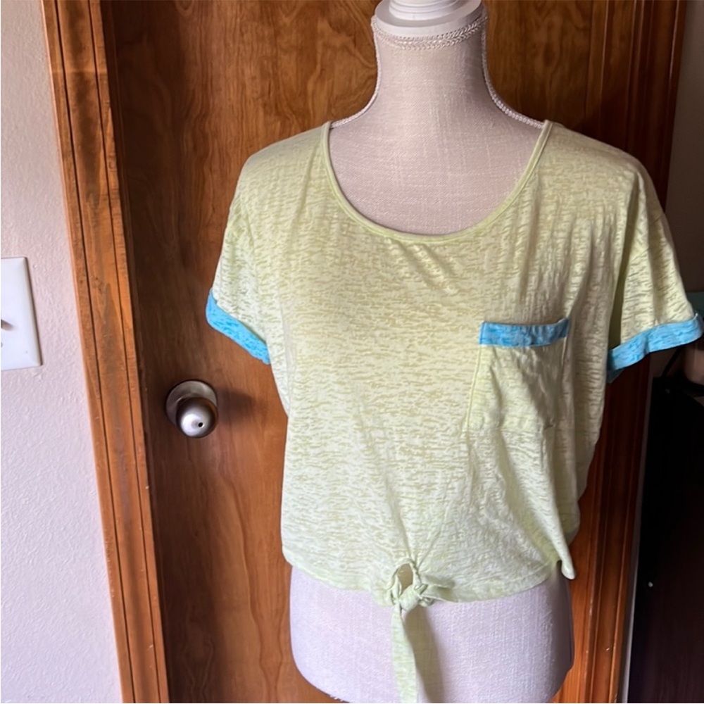 EUC L Arizona crop top faded green and blue crop tee knotted front